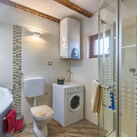 Mit Privatpool Fuer 6 Personen Ca 80 Qm In Liznjan, Istrien Suedkueste Von Istrien * Liznjan