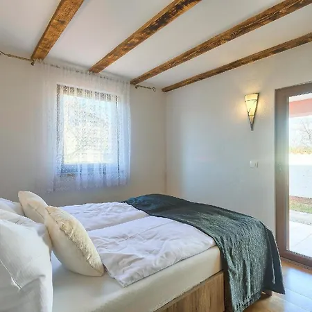Mit Privatpool Fuer 6 Personen Ca 80 Qm In Liznjan, Istrien Suedkueste Von Istrien *