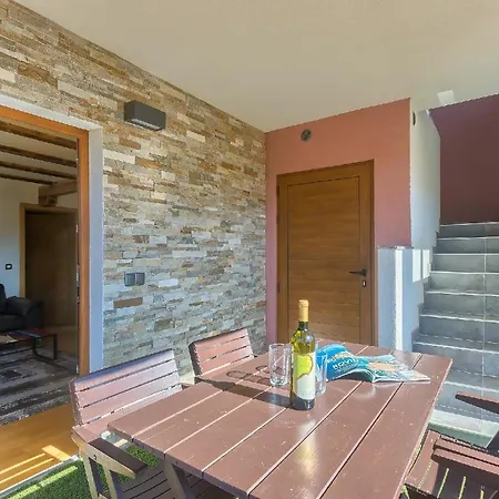Mit Privatpool Fuer 6 Personen Ca 80 Qm In Liznjan, Istrien Suedkueste Von Istrien *