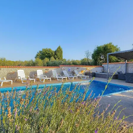 Mit Privatpool Fuer 6 Personen Ca 80 Qm In Liznjan, Istrien Suedkueste Von Istrien * Liznjan
